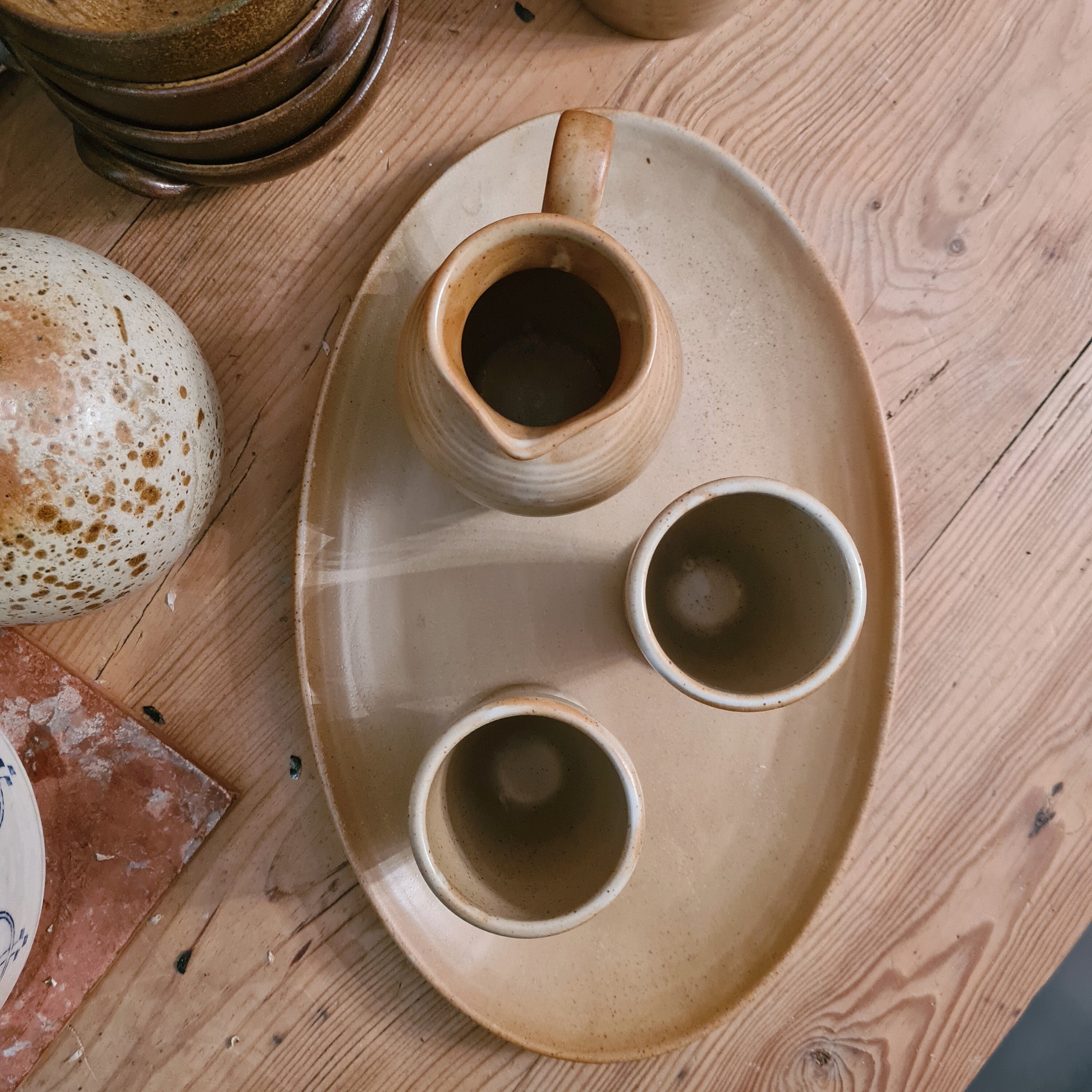 Ensemble de 4 Pièces Vintage Service en Grès Cnp Modèle Village 2 Verres ou Mugs, 1 Pichet Plat Plat