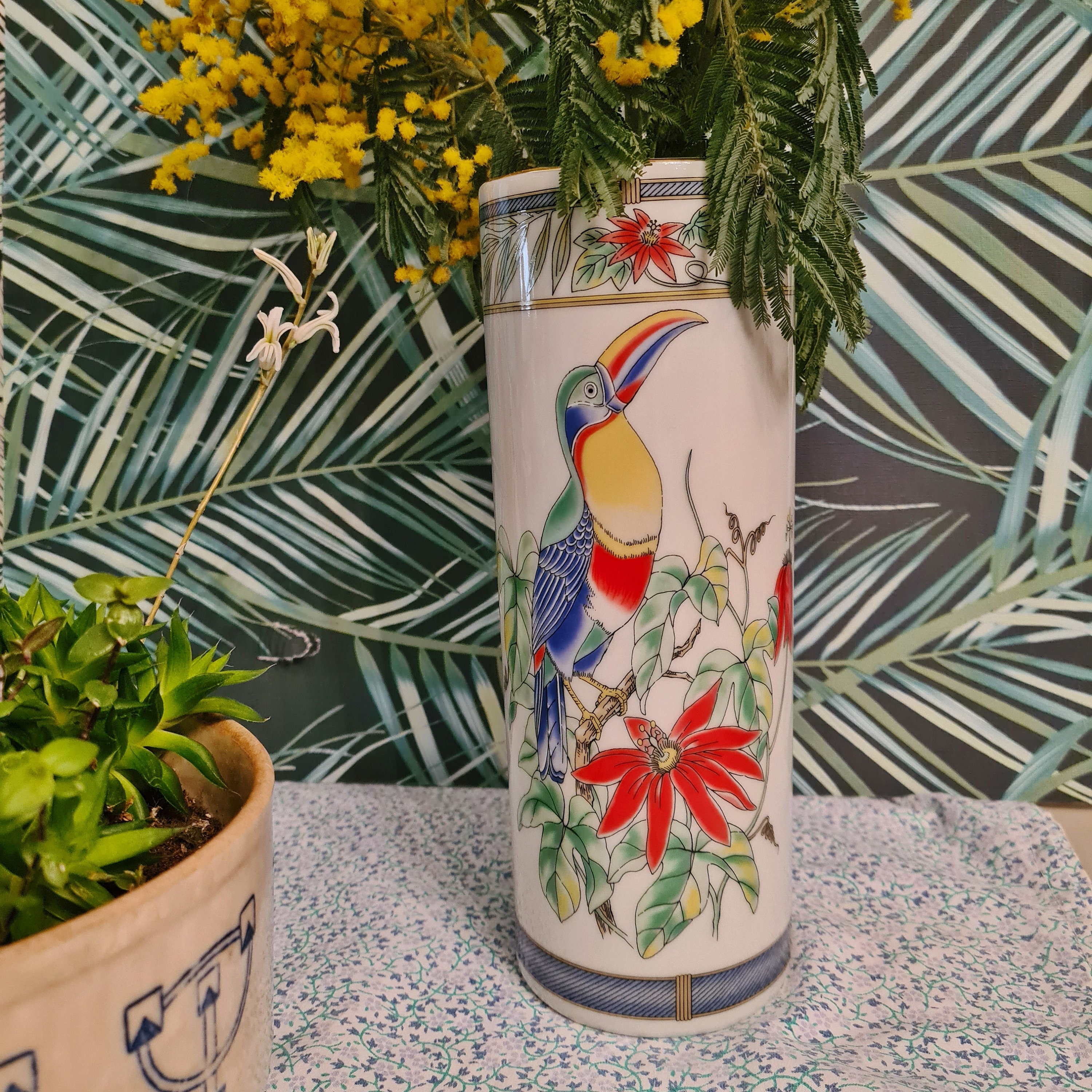 Vase Céramique Japonais Motif Toucan et Fleurs