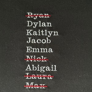 The Quarry Inspiriertes anpassbares besticktes Sweatshirt Dylan Lenivy Kaitlyn Ka Ray Erzahler Emma Mountebank Abi Blyg Laura Kearney Max