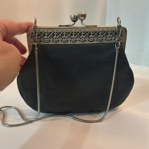Vintage Brighton Black leather cocktail Silver filigree frame kiss lock Evening Purse immagine 7