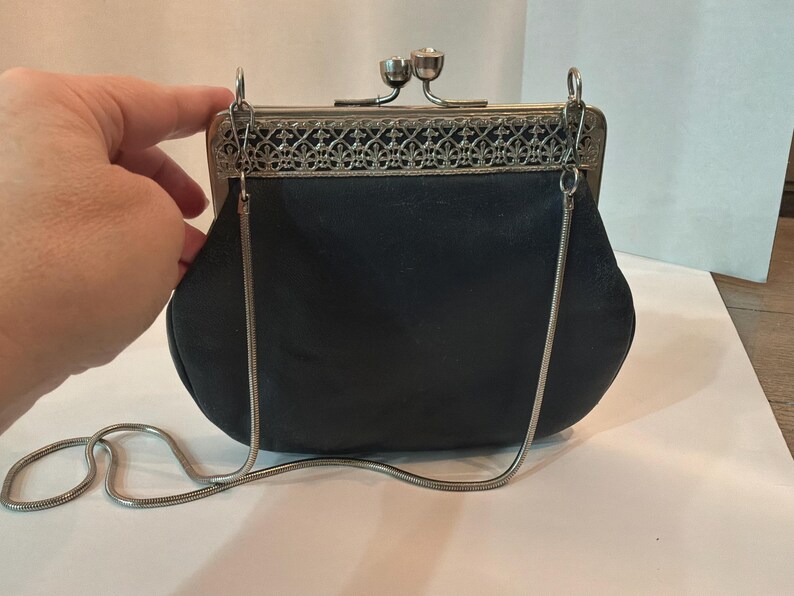 Vintage Brighton Black leather cocktail Silver filigree frame kiss lock Evening Purse immagine 7