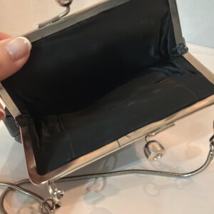 Pu&ograve; includere: Un cartello in legno rustico con la scritta "Welcome to our home" in lettere bianche. Il cartello presenta una finitura invecchiata e un design semplice e invitante, perfetto per un portico o un ingresso.