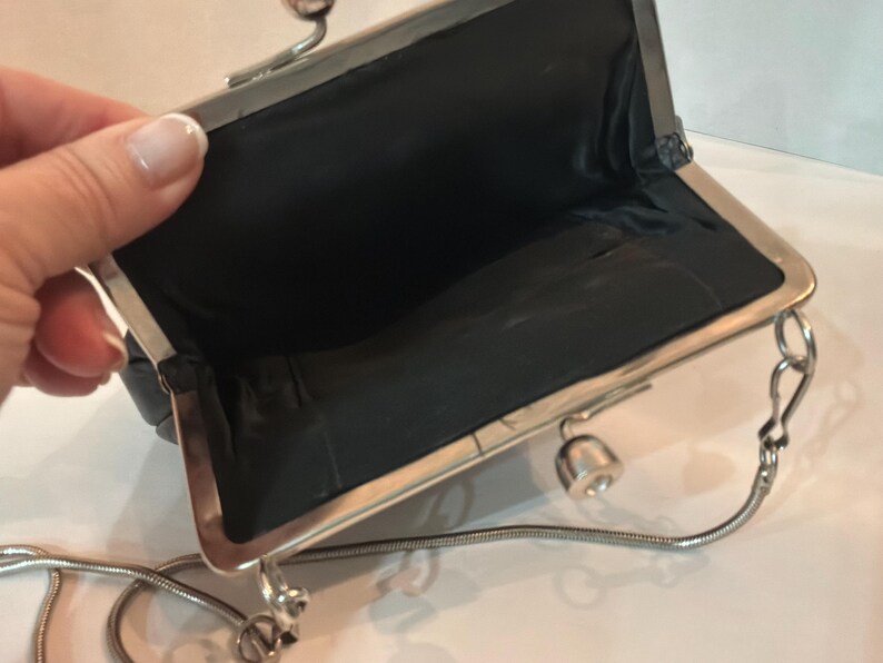 Pu&ograve; includere: Un cartello in legno rustico con la scritta "Welcome to our home" in lettere bianche. Il cartello presenta una finitura invecchiata e un design semplice e invitante, perfetto per un portico o un ingresso.