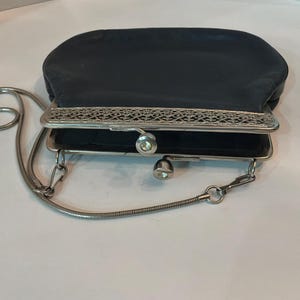 Pu&ograve; includere: Un set di tre tazze in ceramica con finitura opaca e macchiettata. Ogni tazza presenta un colore diverso: azzurro, crema e grigio. Le tazze hanno un design semplice e moderno e un manico comodo.