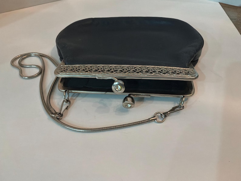 Pu&ograve; includere: Un set di tre tazze in ceramica con finitura opaca e macchiettata. Ogni tazza presenta un colore diverso: azzurro, crema e grigio. Le tazze hanno un design semplice e moderno e un manico comodo.