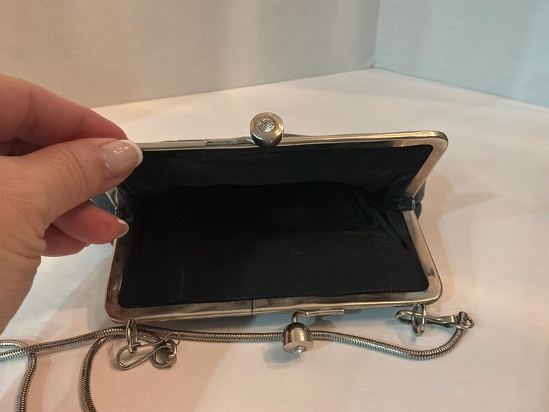 Vintage Brighton Black leather cocktail Silver filigree frame kiss lock Evening Purse immagine 5