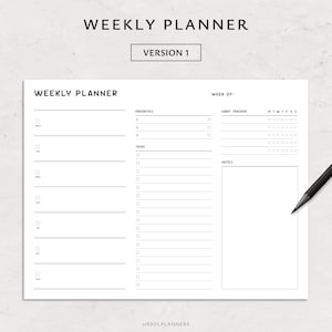 Pode incluir: Um planejador semanal branco com o texto "WEEKLY PLANNER" no topo. O planejador inclui se&ccedil;&otilde;es para prioridades, tarefas, um rastreador de h&aacute;bitos e notas. Um l&aacute;pis preto repousa no lado direito.