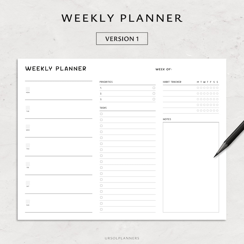 Pode incluir: Um planejador semanal branco com o texto "WEEKLY PLANNER" no topo. O planejador inclui se&ccedil;&otilde;es para prioridades, tarefas, um rastreador de h&aacute;bitos e notas. Um l&aacute;pis preto repousa no lado direito.