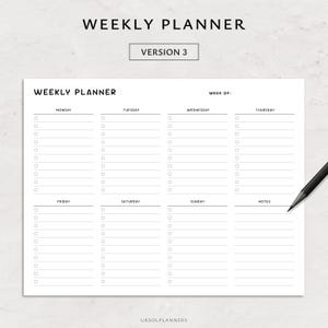Pode incluir: Um planejador semanal branco com o texto "WEEKLY PLANNER" e "VERSION 3". O planejador &eacute; dividido em se&ccedil;&otilde;es di&aacute;rias, com caixas de sele&ccedil;&atilde;o para cada tarefa. Um l&aacute;pis preto repousa no lado direito.