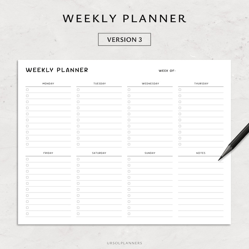 Pode incluir: Um planejador semanal branco com o texto "WEEKLY PLANNER" e "VERSION 3". O planejador &eacute; dividido em se&ccedil;&otilde;es di&aacute;rias, com caixas de sele&ccedil;&atilde;o para cada tarefa. Um l&aacute;pis preto repousa no lado direito.