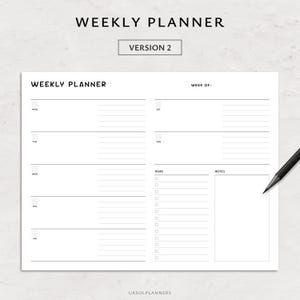 Pode incluir: Um planejador semanal branco com o texto "WEEKLY PLANNER" no topo. O planejador inclui se&ccedil;&otilde;es para cada dia da semana, tarefas e notas. Um l&aacute;pis preto est&aacute; no canto inferior direito. O texto "VERSION 2" tamb&eacute;m &eacute; vis&iacute;vel.