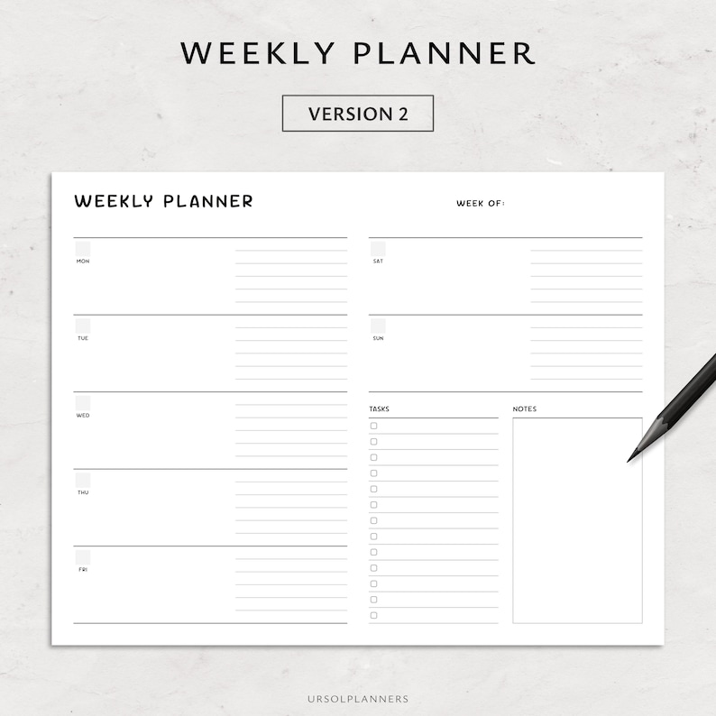 Pode incluir: Um planejador semanal branco com o texto "WEEKLY PLANNER" no topo. O planejador inclui se&ccedil;&otilde;es para cada dia da semana, tarefas e notas. Um l&aacute;pis preto est&aacute; no canto inferior direito. O texto "VERSION 2" tamb&eacute;m &eacute; vis&iacute;vel.