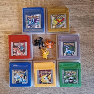 Pokemon Game Boy Complete Collection: 7 zestawów gier o wartości z darmowymi zabawkami - Nintendo Carts & Cases. Niebieski, czerwony, zielony, żółty, srebrny, kryształowy, złoty