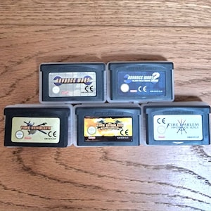 ファイアー エムブレム VS アドバンス ウォーズ GBA コレクション: 5 つのゲームバリューバンドル - 任天堂カートリッジとケース。ブラックホール ライジング、ファイアー エムブレム 聖魔の光石など。