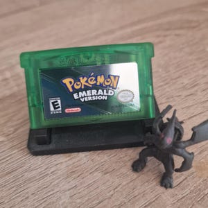 Pokemon Emerald z DARMOWĄ figurką zabawki - Nintendo Game Boy Advance. GBA Cart z etui