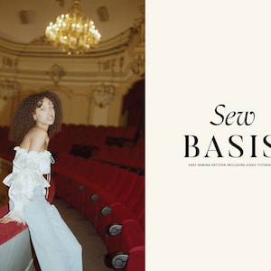 Könnte beinhalten: Eine Frau mit lockigem Haar trägt ein weißes, schulterfreies Oberteil mit Rüschen und hellblaue Jeans und posiert in einem Theaterambiente. Der Text "Sew BASIS" und "EASY SEWING PATTERN INCLUDING VIDEO TUTORIAL" ist im Hintergrund sichtbar.