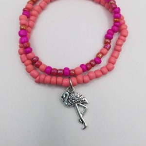 Pulseras de cuentas Stretchy Coral y Multi Pink con encanto de flamenco