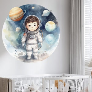 Baby Aufkleber Junge im Weltraum, runder Wandaufkleber, Kinderzimmer Wandaufkleber, Weltraum Aufkleber, Cartoon Astronaut Wandaufkleber, Weltraum Abenteuer