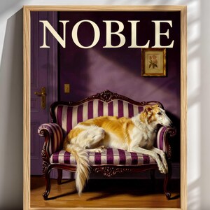 Puede incluir: Impresión enmarcada que muestra un perro Borzoi descansando en un sofá a rayas moradas y blancas. La palabra "NOBLE" se muestra arriba. El fondo incluye una pared morada, una puerta y una pequeña imagen enmarcada.