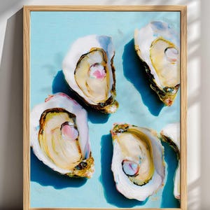 Op de afbeelding: Een artistieke print van meerdere geopende oesterschelpen, met witte, gele en roze tinten. De schelpen zijn geplaatst tegen een lichtblauwe achtergrond, omlijst door een natuurlijk houten frame. De schilderstijl doet denken aan een olieverfschilderij.