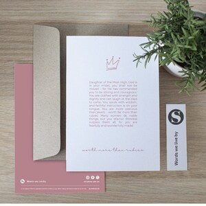 Vale MÁS QUE RUBÍES ** Aliento de las Escrituras Tarjeta de felicitación cristiana Cumpleaños / Bendición / En blanco / Sobre incluido / Cartulina **