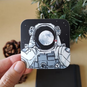Adesivo ASTRONAUTA NO ESPAÇO | Arte de ficção científica inquietante | Decalque de lua para garrafa de água ou laptop