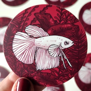 GHOST BETTA FISH cirkel sticker | Witte dumbo-oorbetta met rode plantentekening | Aquariumkunst | Ronde waterdichte vinylsticker: