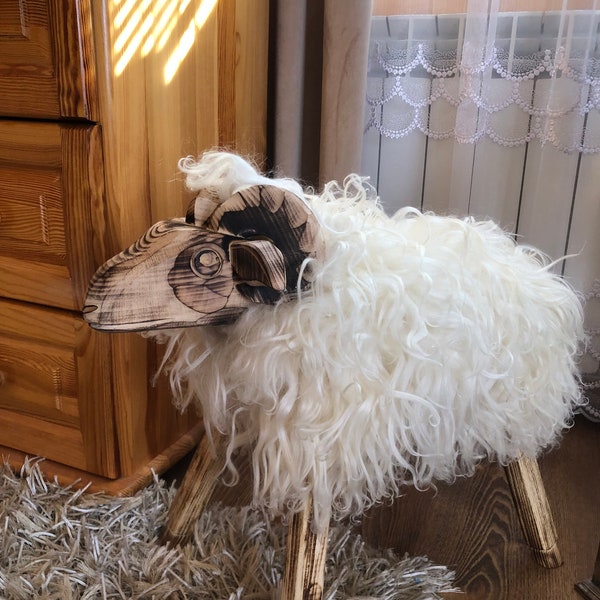 GRAND repose-pieds en peau de mouton bouclé blanc en bois | Ottoman | Ottoman en peau de mouton bouclée| Décoration intérieure faite à la main | Beaux cadeaux | Décor unique