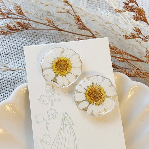 Dried flower earrings, Floral stud, Pressed daisy stud earrings, White flower earrings, Real Flower Earrings, Bridesmaid mother gift for her