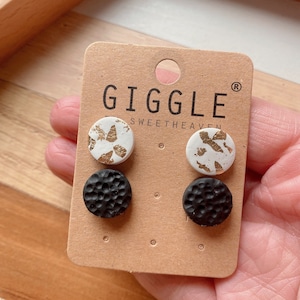 Lots de clous faits main en pâte polymère | Boucles d'oreilles en pâte polymère | Mini-puces d'oreilles carte ronds en or | Boucles d'oreilles demoiselle d'honneur | Cadeaux personnalisés pour elle