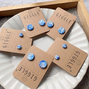 Vagues océaniques Goujons en argile polymère faits à la main| Boucles d’oreilles en argile polymère| Carte Blue Silver mini Stud| Dainty Stud léger| Cadeaux personnalisés pour elle
