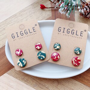 Weihnachtsohrring • Weihnachts-Polymer-Ton-Bolzen • Weihnachtsbaum-Ohrringe • Roter grüner runder Ohrstecker • Goldblatt- runder Ohrstecker • Personalisieren Sie Weihnachtsgeschenk