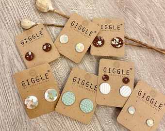 Pack de goujons en argile polymère fait à la main| Boucles d’oreilles en argile polymère | Mini Stud de carte ronde en or| Dainty Stud léger | Cadeaux personnalisés pour elle