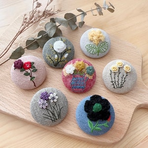 Broche broderie florale | Épingle brodée à la main pour fille | Épingle pour veste pour manteau de soirée | Petite épingle à écharpe florale|Épingle carrée 3D avec fleur