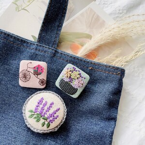 Broche Broderie Florale| Broche brodée à la main pour fille | Broche de veste de soirée | Petite épingle à écharpe florale | Épingles à broche fleur 3D