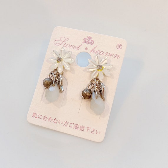 Dainty shell floral earrings, Flower Stud Earrings, dangling flower crystal earrings, flower shell drop earrings, birthday gift for her