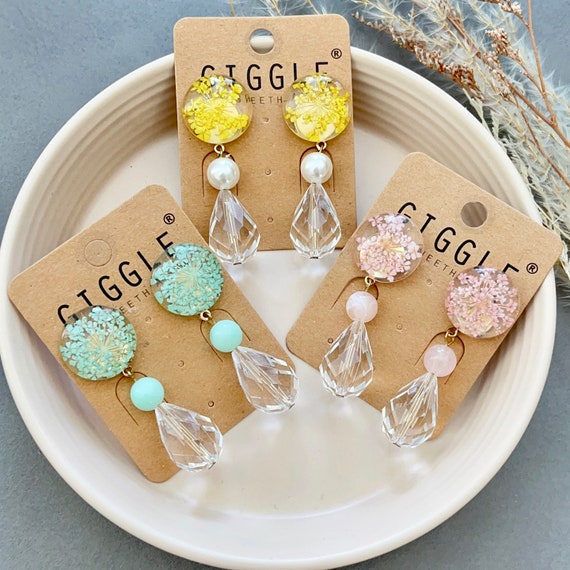 Dried flower dangle earrings,Floral resin drop earring, flower statement earring,Pressed flower gifts,eternal love gift, bridesmaid gift