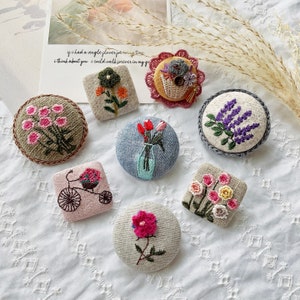 Broche Broderie Florale| Broche brodée à la main pour fille | Broche de veste de soirée | Petite épingle à écharpe florale | Épingles à broche fleur 3D