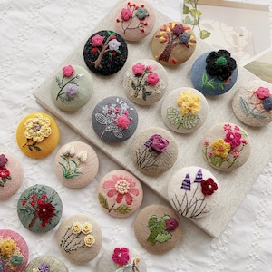 Broche broderie florale | Épingle brodée à la main pour fille | Épingle pour veste pour manteau de soirée | Petite épingle à écharpe florale|Épingle carrée 3D avec fleur
