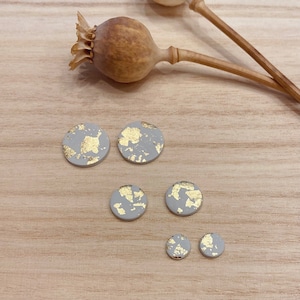 Pack de clous en argile polymère faits à la main | Boucles d'oreilles en pâte polymère | Mini clou rond carte dorée | Dainty Stud couleurs arc-en-ciel | Cadeaux personnalisés pour elle