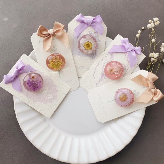 Dried flower brooch pin,Floral resin jacket pin, Handmade flower brooch,Pressed flower pin,Real Flower coat pin,, flower gifts, gift for her
