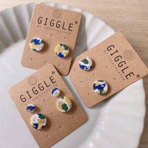 Lots de clous faits main en pâte polymère | Boucles d'oreilles en pâte polymère| Clou géométrique rond en or avec carte | Dainty Stud léger | Cadeaux personnalisés pour elle