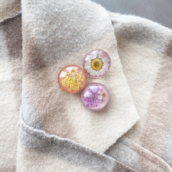 Dried flower brooch pin,Floral resin jacket pin, Handmade flower brooch,Pressed flower pin,Real Flower coat pin,, flower gifts, gift for her