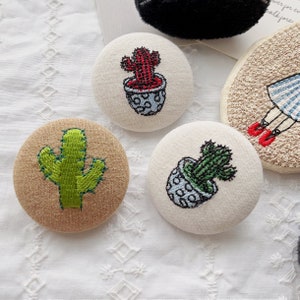 Broche broderie florale | Épingle brodée Catus faite main | Épingle pour veste pour manteau de soirée | Petite épingle à écharpe fleurie| Broche plante