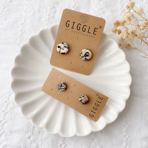 Boucles d'oreilles à tige en argile polymère faites à la main | Jauges noires avec de l'or | Mini clou rond carte dorée | Dainty Stud léger | Cadeaux personnalisés pour elle