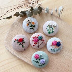 Broche broderie florale | Épingle brodée à la main pour fille | Épingle pour veste pour manteau de soirée | Petite épingle à écharpe florale|Épingle carrée 3D avec fleur