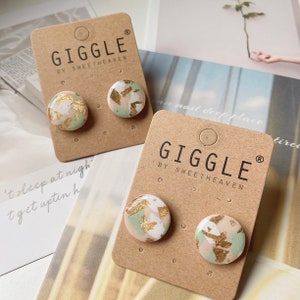 Pack de clous en argile polymère faits à la main | Boucles d'oreilles en pâte polymère | Mini clou rond carte dorée | Dainty Stud léger | Cadeaux personnalisés pour elle