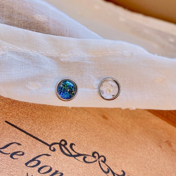 Gold leaf resin stud| Tiny 8mm dome stud | Minimalist circle resin earrings| Black and white sparkled dark silver stud| gifts for her