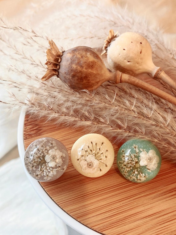 Dried flower earrings, Floral stud, Handmade flower earrings, Round resin earrings, Real Flower Earrings, Valentines earrings,eternal flower