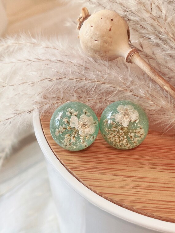 Dried flower earrings,Floral resin stud, Handmade real flower earrings,Pressed flower earrings,gift for mom, Bridal studs, daughter gift